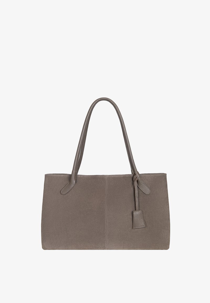 Sac à main rectangulaire en daim taupe avec deux fines poignées et une petite étiquette en cuir suspendue sur fond blanc.