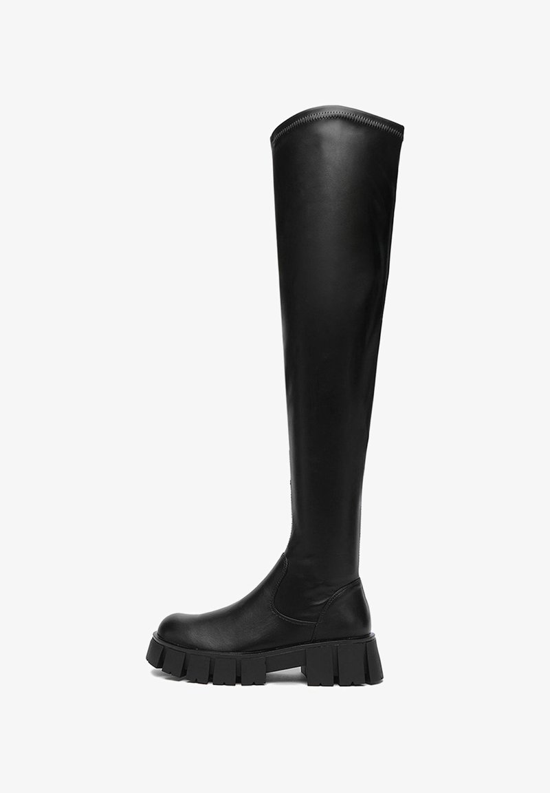 Czarne kozaki za kolano z grubą podeszwą i okrągłym noskiem, górna część z gładkiej skóry oraz przeszycia wzdłuż górnej krawędzi.