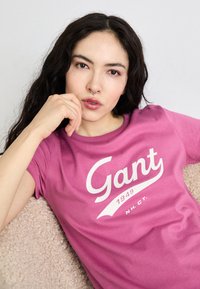 GANT SCRIPT GRAPHIC - Tricou cu imprimeu - dark lavender