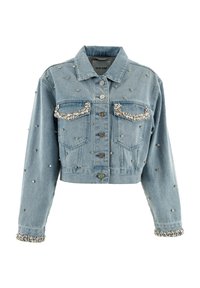 Chaqueta de mezclilla cortada en azul claro con tachuelas plateadas y acentos de rhinestones en los bolsillos y puños. Cuello clásico y cierre frontal con botones.