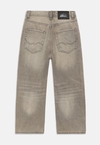 Ξεθωριασμένο γκρι τζιν με ίσια γραμμή, διαθέτει δύο πίσω τσέπες με καμπυλωτή ραφή και μια μαύρη ετικέτα στη μέση.