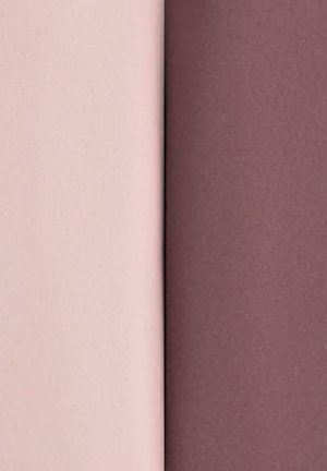 Twee stoffen naast elkaar: zacht, mat lichtroze aan de linkerkant en rijk, mat mauve aan de rechterkant, beide met een gladde textuur.