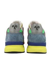 Sneakers in camoscio grigio e verde con suola gialla, intersuola blu e battistrada in gomma nera. Presentano il logo sul tallone e dettagli testurizzati.
