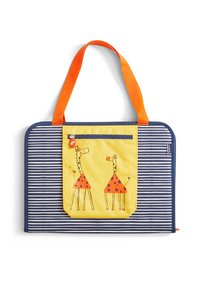 Gestreepte blauw-witte tas met oranje handvatten, voorzien van een geel zakje met twee geïllustreerde giraffen die polkadot-kleding dragen.