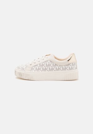 Lavtop hvid sneakers med mønstret "MK" logo design, hvide snørebånd, tyk gummisål og metallisk guld hæl accent.