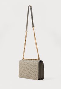 Borsa grigia e beige con motivi stampati, tracolla in catena dorata e manico in pelle regolabile; forma rettangolare strutturata.