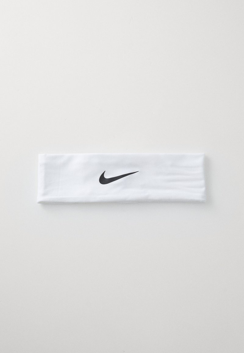 Valge kangast peapael, mille ees on keskel must Nike'i sulu logo. Peapael on sileda tekstuuriga ja veniv.