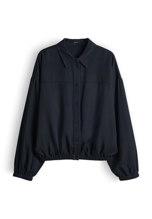 Giacca camicia blu navy con chiusura frontale a bottoni, ampio colletto e polsini e orlo elasticizzati, realizzata in tessuto liscio e leggero.