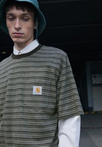 Carhartt WIP - GELLAR POCKET - T-shirt imprimé - black Image miniature 1