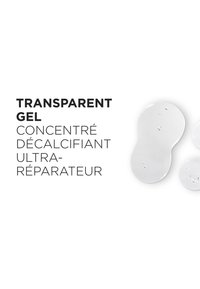 Transparent gel i flytande, organiska former med en glansig textur och små luftbubblor, placerad på en vit bakgrund med fetstilt text.