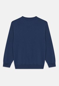 Mornarica pulover s dolgimi rokavi in ribastim okroglim izrezom. Mehka tekstura, elastični manšeti in spodnji rob, preprost dizajn brez dodatnih vzorcev ali akcentov.