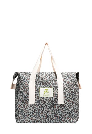 Bolso tote con estampado de leopardo, forma rectangular, asas beige y parche con logo en la parte frontal en verde con una calavera. Tela texturizada.