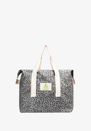 Tote bag met luipaardprint, met een rechthoekige vorm, beige handvatten en een groene logo patch aan de voorkant met een schedel. Gelaagd stof.