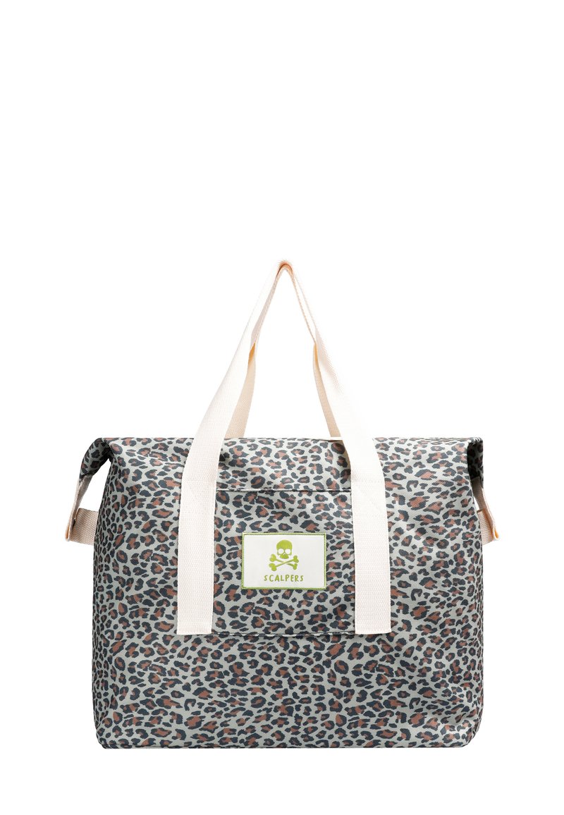 Torebka typu tote w panterkę o prostokątnym kształcie, beżowymi uchwytami i naszywką z logo na froncie w zielonym kolorze z czaszką. Teksturowany materiał.