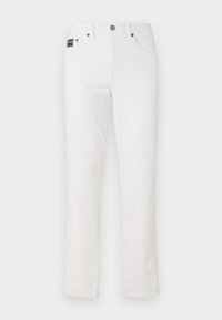 Pantalons en denim blanc avec une coupe droite, design à cinq poches, fermeture à bouton et une petite étiquette de marque à la taille. Texture lisse.