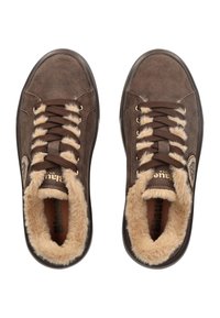 Baskets marron avec un extérieur en cuir, doublure en fausse fourrure et lacets. Présente une surface texturée et un logo sur le côté. Semelle en caoutchouc.