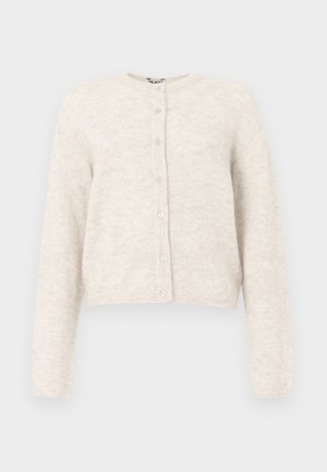 Cardigã cortado em bege claro, feito de um material de malha suave. Apresenta um decote redondo, mangas longas e fecho frontal com seis botões.