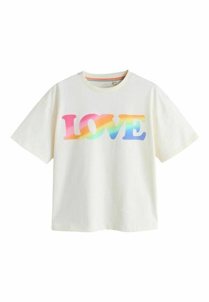 Valge lühikeste varrukatega T-särk, mille rinnal on sõna "LOVE" vikerkaarevärvides gradatsioonis.
