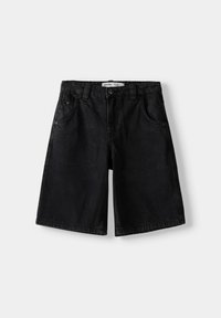 Mustat farkkushortsit suoralla leikkauksella, joissa on viisi taskua, etuvetoketjukiinnitys ja erottuva ommelkoristus.