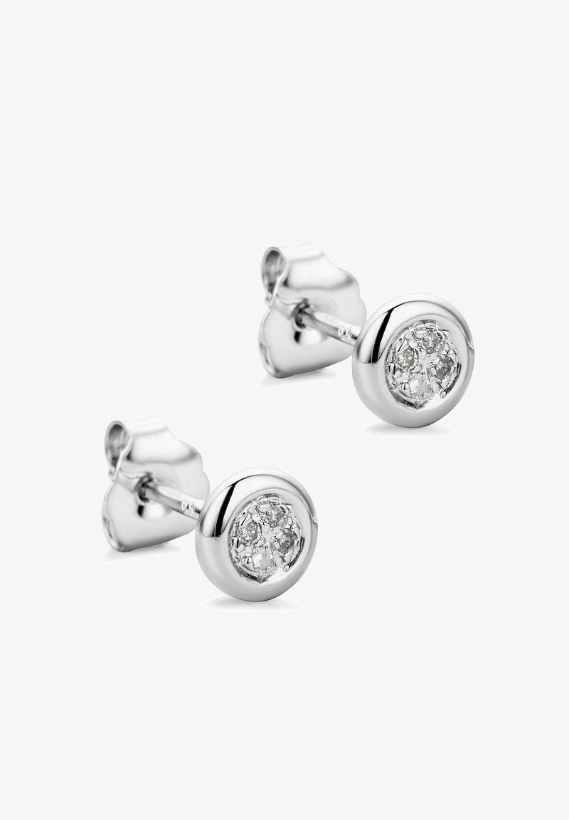 Hõbedased napp kõrvarõngad, millel on ümmargune disain ja keskel selgete kivide klaster, sile pind ja poleeritud viimistlus.