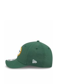 Casquette verte en tissu durable, dotée d'une visière incurvée, d'un logo proéminent en blanc et jaune, et d'une étiquette cousue sur le côté.