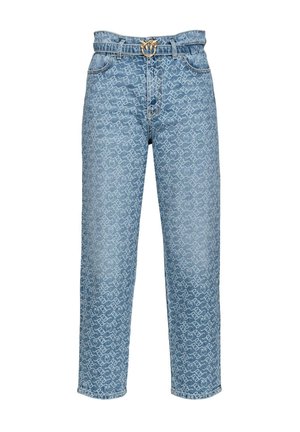 Jeans di denim blu a vita alta con motivo a scritta bianca su tutta la superficie e cintura dorata a doppio anello in vita.