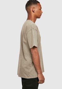 Merchcode COOLEST DAD ACID WASHED HEAVY - T-shirts med print - darkkhaki