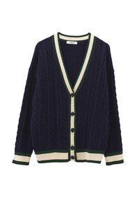 Cárdigan de punto azul marino con patrones de trenzas, cuello en forma de v, bordes a rayas en crema y verde oscuro, y cinco botones oscuros en el frontal.