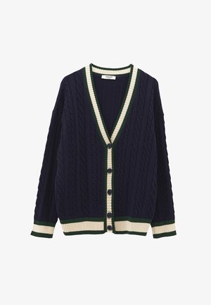 Cárdigan de punto azul marino con patrones de trenzas, cuello en forma de v, bordes a rayas en crema y verde oscuro, y cinco botones oscuros en el frontal.