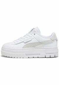 Zapatilla blanca de cuero con suela gruesa, acentos de ante gris texturizado, cordones planos y marca en el lateral. Punta redondeada y cuello acolchado.