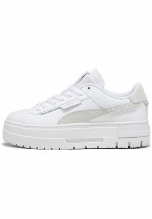Weiße Ledersneaker mit dicker Sohle, strukturierten grauen Wildlederelementen, flachen Schnürsenkeln und seitlichem Branding. Abgerundete Zehenpartie und gepolsterter Schaft.