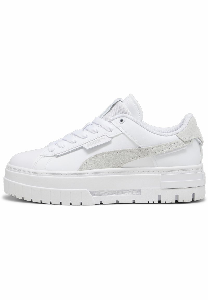 Zapatilla blanca de cuero con suela gruesa, acentos de ante gris texturizado, cordones planos y marca en el lateral. Punta redondeada y cuello acolchado.