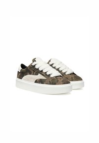 Sneaker con stampa mimetica caratterizzati da un mix di tessuti marroni e verdi, lacci bianchi e soffici e una suola in gomma bianca. Design a punta arrotondata.