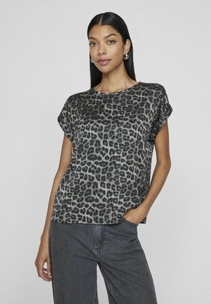 Korte mouwen zwart en grijs luipaardprint top met een ronde hals. Zachte stof, losse pasvorm, gecombineerd met donkere wijde jeans.
