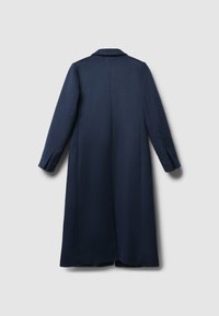 Langer marineblauer Mantel aus strukturiertem Stoff, mit Kragen, langen Ärmeln und geradem Schnitt sowie seitlichen Taschen. Rückansicht gezeigt.