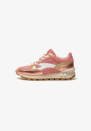 Scarpa sportiva rosa con accenti dorati metallici, materiali in rete e camoscio, suola in gomma, punta rotonda e lacci bianchi, presenta un design testurizzato.