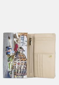 Portafoglio pieghevole con interni beige texturizzati e un'esterno stampato che presenta un vivido paesaggio urbano. Include slot per carte e un compartimento con zip.