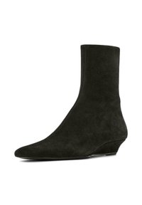 Stivaletto in suede nero con tacco a zeppa basso e punta affusolata, mostrato di profilo su sfondo bianco.