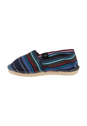 Chaussure textile à enfiler bleu marine avec des rayures multicolores, dotée d'une semelle tressée en jute et de détails de coutures contrastantes.