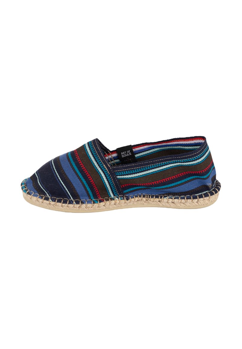 Chaussure textile à enfiler bleu marine avec des rayures multicolores, dotée d'une semelle tressée en jute et de détails de coutures contrastantes.