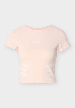 Hellrosa Adidas Crop-Top mit kurzen Ärmeln, dezenten drei Streifen an den Seiten und Logo in der Mitte der Brust.