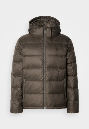 Braune gepolsterte Jacke mit Kapuze, ausgestattet mit einem Reißverschluss vorne, seitlichen Taschen und einem gesteppten Design. Das Material scheint leicht und glatt zu sein.