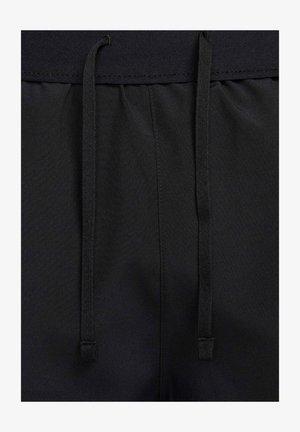 Bermudas deportivas negras con una textura suave, que cuentan con una cintura elástica con cordón y sutiles detalles de costura.