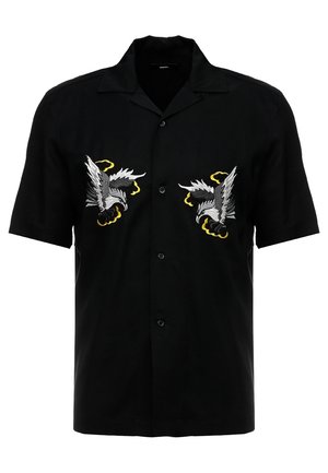 Chemise noire à manches courtes avec boutons, broderie d'aigle grise et détails de nuages jaunes de chaque côté de la poitrine.