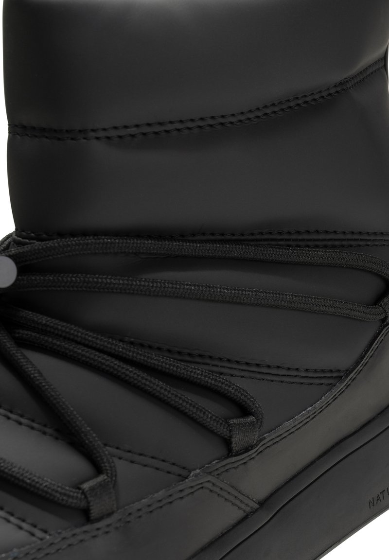 Czarne, wodoodporne buty z gładkim wykończeniem, z elastycznymi sznurowadłami i widocznymi detalami szycia. Okrągła góra i wyściełany kołnierz dla wygody.