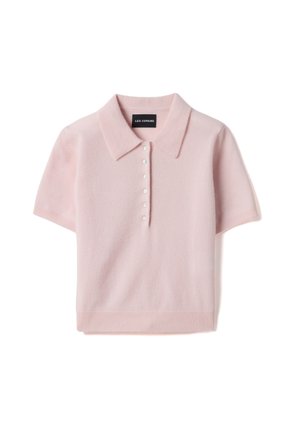Polo de punto rosa claro de manga corta con seis botones blancos en el frente y un cuello ancho, con la etiqueta "Les Copains."