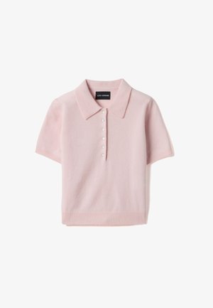 Polo de punto rosa claro de manga corta con seis botones blancos en el frente y un cuello ancho, con la etiqueta "Les Copains."