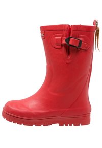 Rød gummistøvle med rund tå, struktureret overflade, justerbar spænde detalje og en robust sål designet til godt greb.