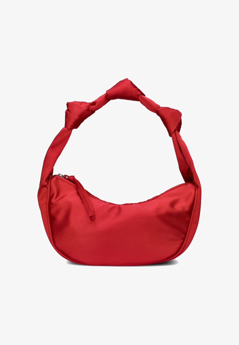 Rode satijnen schoudertas met een geknoopte handgreep, een gladde textuur, een gebogen vorm en een ritsvak aan één zijde.