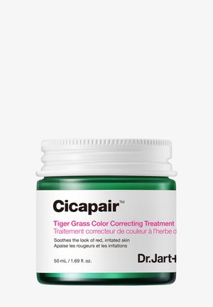 Traitement correcteur de couleur Cicapair Tiger Grass dans un pot de 50 mL. Base en verre vert avec un couvercle blanc, avec un texte noir et rose sur une étiquette blanche.